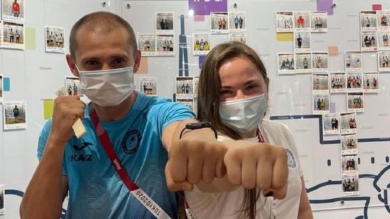Тренер Роман Миничкин и боксерша Надежда Рябец Тренер Роман Миничкин и боксерша Надежда Рябец