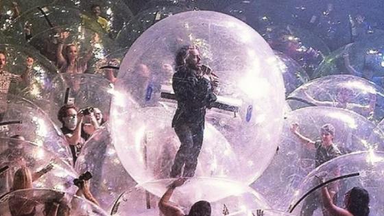Солист The Flaming Lips Уэйн Койн в пузыре Солист The Flaming Lips Уэйн Койн в пузыре