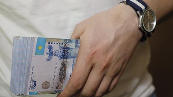 мужчина держит пачку денег в руках мужчина держит пачку денег в руках