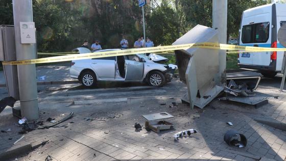 Автомобиль попал в аварию Автомобиль попал в аварию