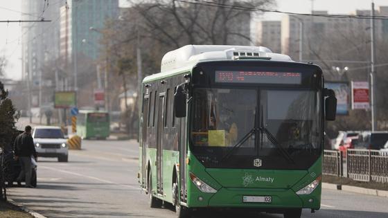 Автобус едет по улице Автобус едет по улице