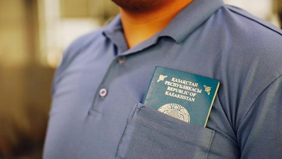 Паспорт лежит в кармане у мужчины Паспорт лежит в кармане у мужчины