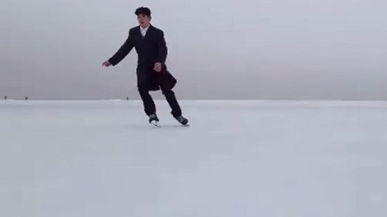 Мужчина катается на коньках Мужчина катается на коньках
