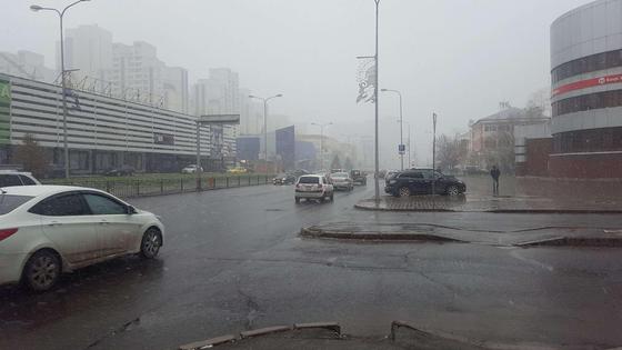 Улица города Нур-Султан в дождливую погоду Улица города Нур-Султан в дождливую погоду