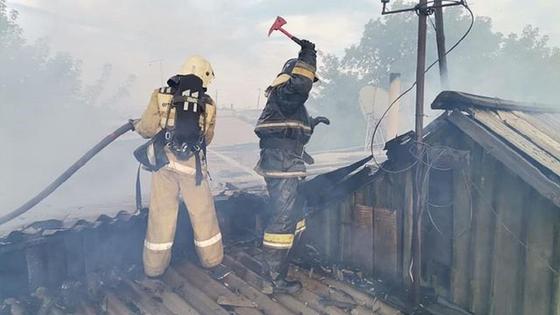 Пожарные работают на месте возгорания Пожарные работают на месте возгорания