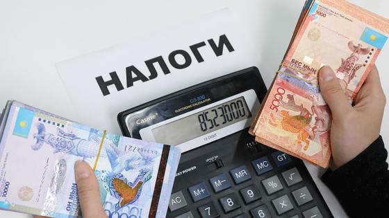 Бухгалтер подсчитывает деньги Бухгалтер подсчитывает деньги
