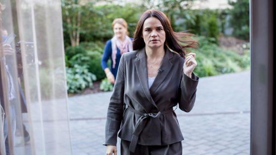 Светлана Тихановская идет по улице Светлана Тихановская идет по улице