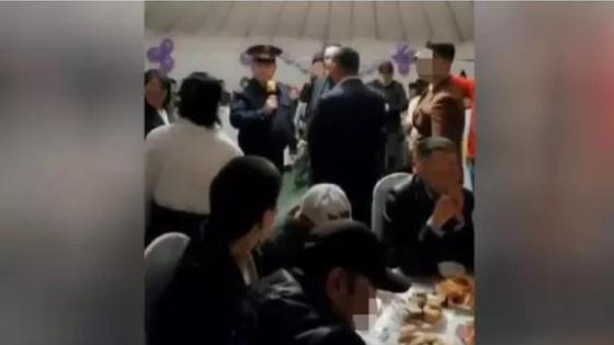 Полицей киімін киген асаба Полицей киімін киген асаба