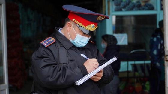 Полицейский оформляет протокол Полицейский оформляет протокол