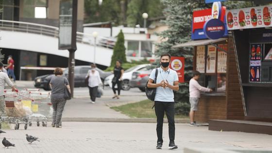 парень в маске стоит на улице парень в маске стоит на улице