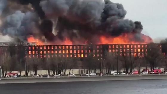Горит фабрика "Невская мануфактура" Горит фабрика "Невская мануфактура"