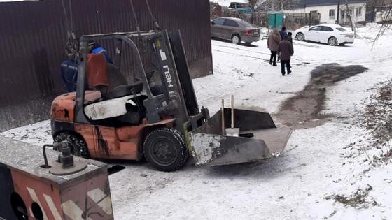 Погрузчик припаркован на заснеженной тропе Погрузчик припаркован на заснеженной тропе