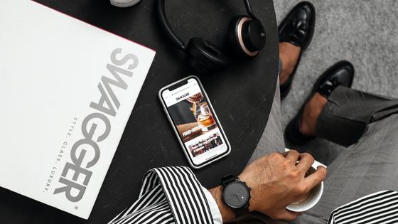 Смартфон на столе Смартфон на столе