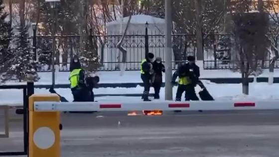 Полицейские задерживают "разжигателей" костра на проезжей части Полицейские задерживают "разжигателей" костра на проезжей части