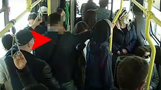 Момент совершения карманной кражи в автобусе в Нур-Султане Момент совершения карманной кражи в автобусе в Нур-Султане