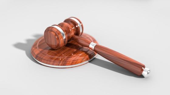Аукционный молоток лежит на столе Аукционный молоток лежит на столе