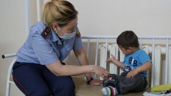 Сотрудница полиции с найденным ребенком Сотрудница полиции с найденным ребенком