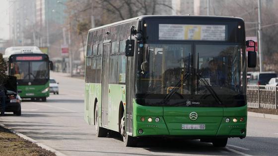 Автобус едет по улице Автобус едет по улице