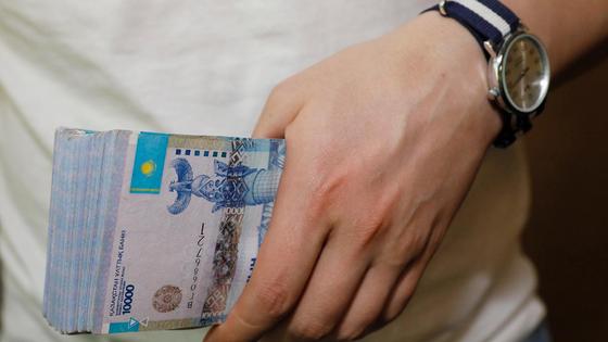 Мужчина держит в руках пачку денег Мужчина держит в руках пачку денег