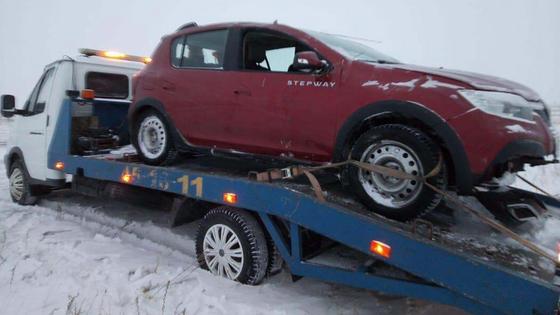 Красный автомобиль на эвакуаторе Красный автомобиль на эвакуаторе