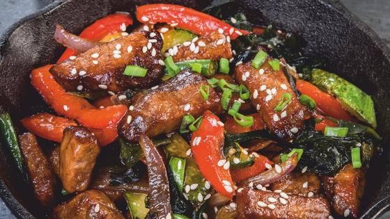 мясо по тайски с соевым соусом огурцами. Смотреть фото мясо по тайски с соевым соусом огурцами. Смотреть картинку мясо по тайски с соевым соусом огурцами. Картинка про мясо по тайски с соевым соусом огурцами. Фото мясо по тайски с соевым соусом огурцами