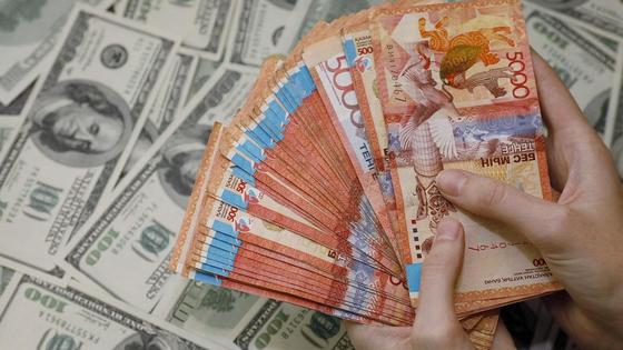 рука держит пятитысячные купюры рука держит пятитысячные купюры