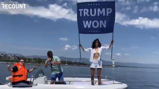 Нур бен Ладен с плакатом "Трамп победил" Нур бен Ладен с плакатом "Трамп победил"