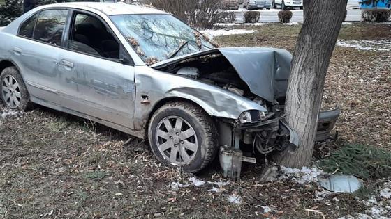 Машина, поврежденная в аварии в Алматы Машина, поврежденная в аварии в Алматы