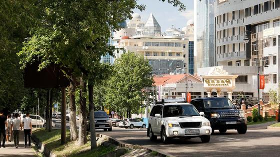 Машины едут по дороге Машины едут по дороге