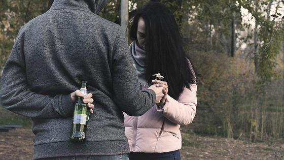 Мужчина дарит женщине цветок Мужчина дарит женщине цветок