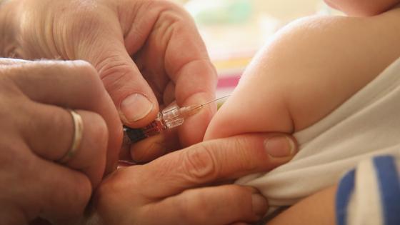 Врач ставит вакцину малышу Врач ставит вакцину малышу