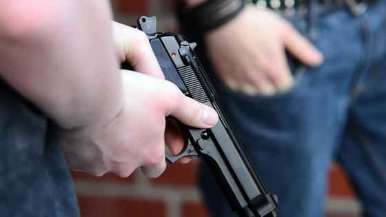 Пистолет в руках Пистолет в руках