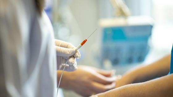 медик держит в руках шприц с лекарством медик держит в руках шприц с лекарством
