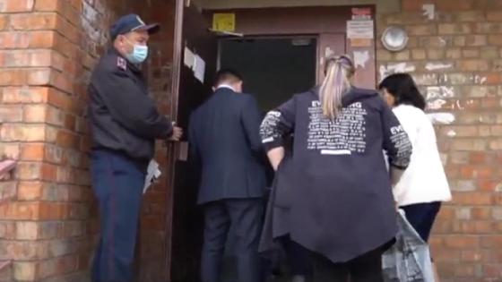 Люди заходят в подъезд Люди заходят в подъезд