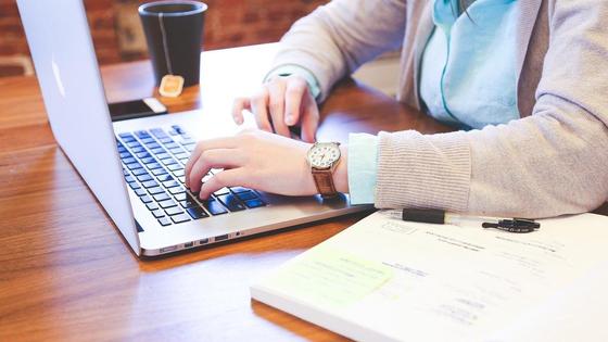 мужчина работает на ноутбуке мужчина работает на ноутбуке