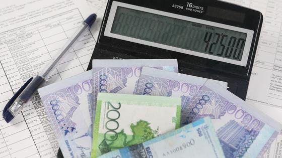 Деньги лежат на калькуляторе с надписью 42 500 Деньги лежат на калькуляторе с надписью 42 500