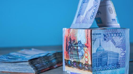 Домик собран из купюр тенге Домик собран из купюр тенге