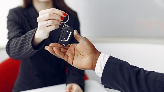 Водитель получает ключи от продавца Водитель получает ключи от продавца