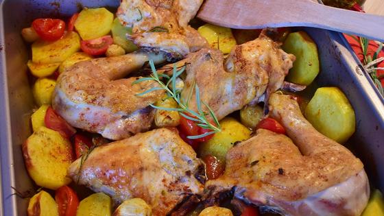 Куски курицы на противне с картофелем, кабачками и томатами Куски курицы на противне с картофелем, кабачками и томатами