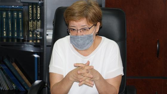Жамал Жаманбаева за столом Жамал Жаманбаева за столом
