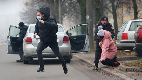 Мужчина бежит от милиции Мужчина бежит от милиции