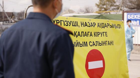 Полицейский стоит около блокпоста Полицейский стоит около блокпоста