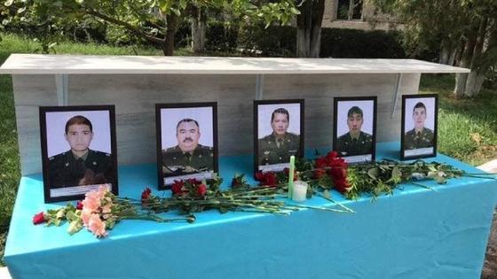 Цветы и портреты погибших спасателей Цветы и портреты погибших спасателей