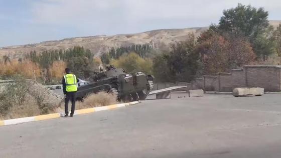 БМП врезался в забор БМП врезался в забор