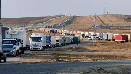 Грузовики стоят в очереди на границе Грузовики стоят в очереди на границе