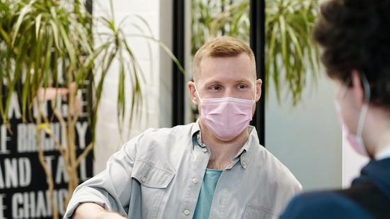 Мужчина прикладывает карточку для оплаты Мужчина прикладывает карточку для оплаты