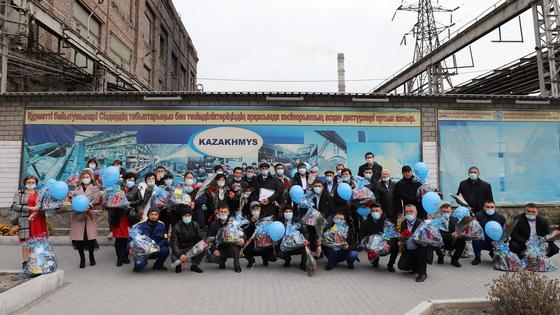 Руководство корпорации «Казахмыс» вручило ключи от квартир Руководство корпорации «Казахмыс» вручило ключи от квартир