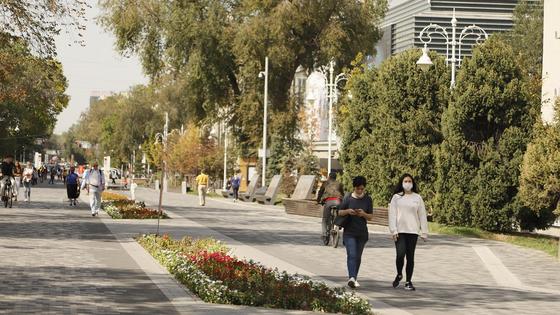 Люди гуляют по Арбату Люди гуляют по Арбату
