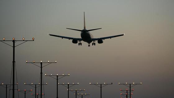 Самолет взлетает Самолет взлетает