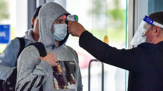 Студенту измеряют температуру тела Студенту измеряют температуру тела